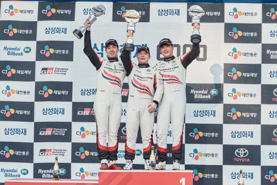 지난 22일 용인 에버랜드 스피드웨이에서 CJ 슈퍼레이스에서 금호타이어 엑스타 레이싱팀 이정우(왼쪽부터) 선수, 이찬준 선수, 이창욱 선수가 트로피를 들어보이고 있다. 금호타이어 제공